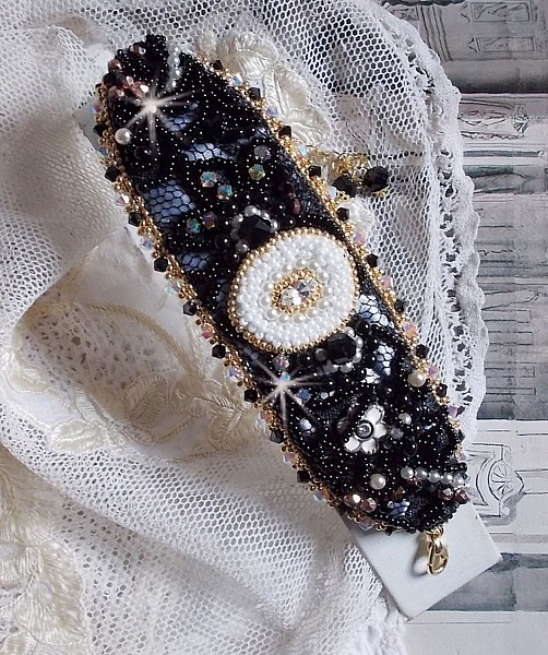 Sacred Black Armband broderat p&aring; en antik svart spets 
