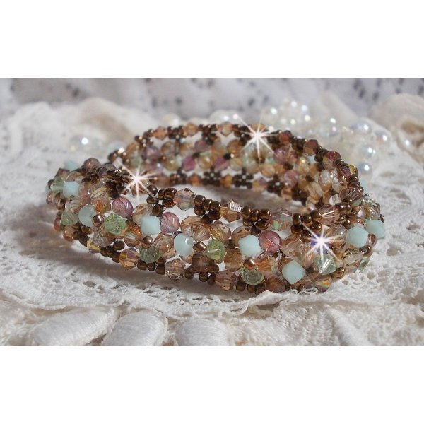 Vattenlilja armband, en grön och guld reflektion med Swarovski kristall snurrande toppar och bohemiska glasfacetter
