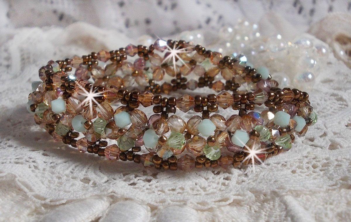 Vattenlilja armband, en grön och guld reflektion med Swarovski kristall snurrande toppar och bohemiska glasfacetter