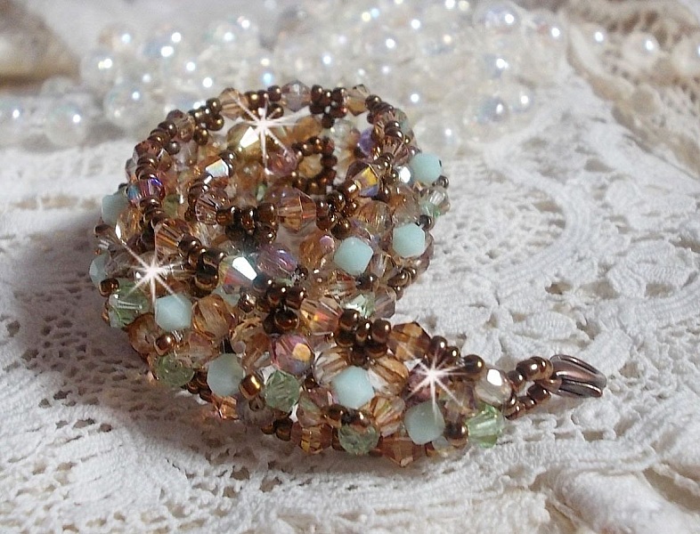 Bracelet artisanal Nénuphar en cristaux Swarovski et perles bohèmes.