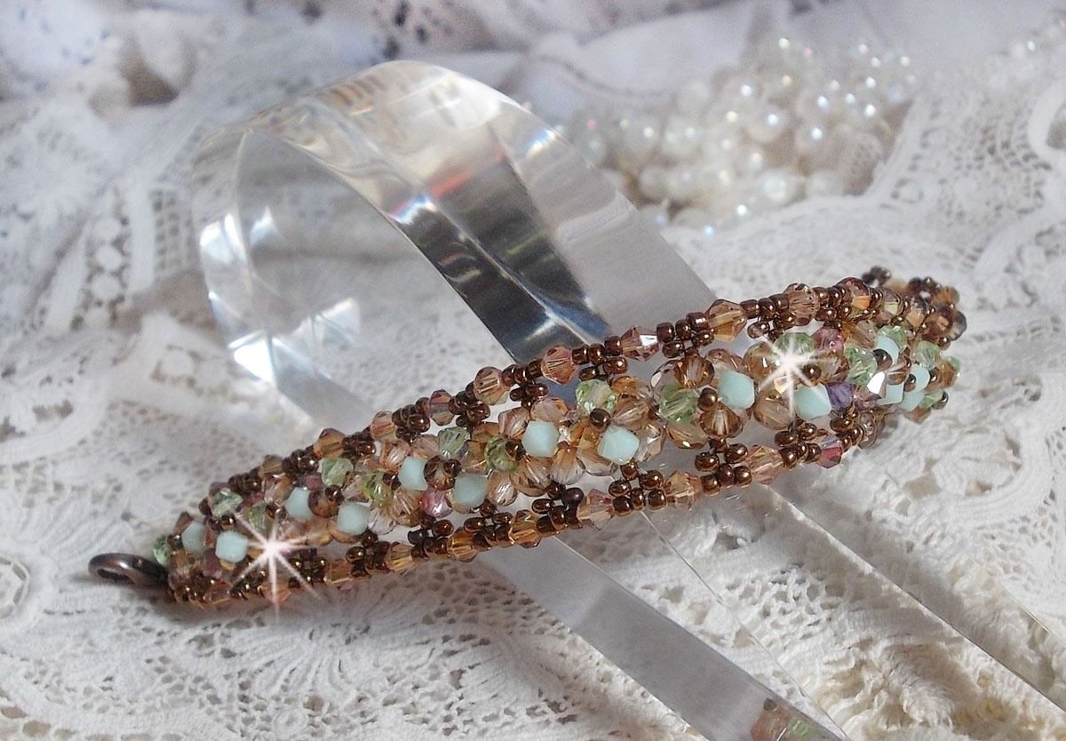 Vattenlilja armband, en grön och guld reflektion med Swarovski kristall snurrande toppar och bohemiska glasfacetter