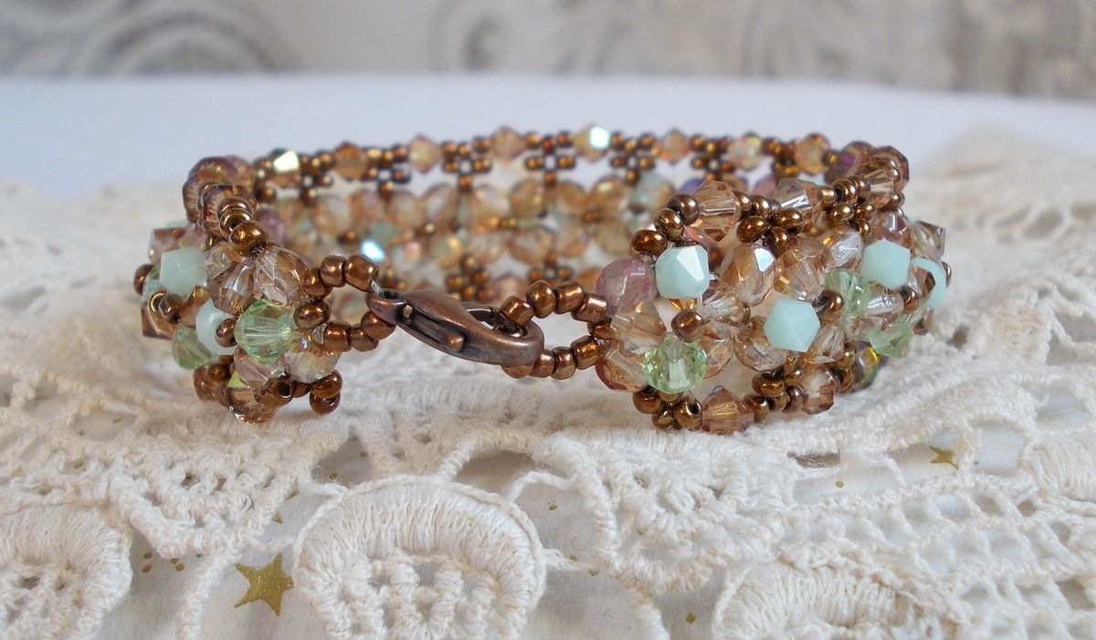 Vattenlilja armband, en grön och guld reflektion med Swarovski kristall snurrande toppar och bohemiska glasfacetter