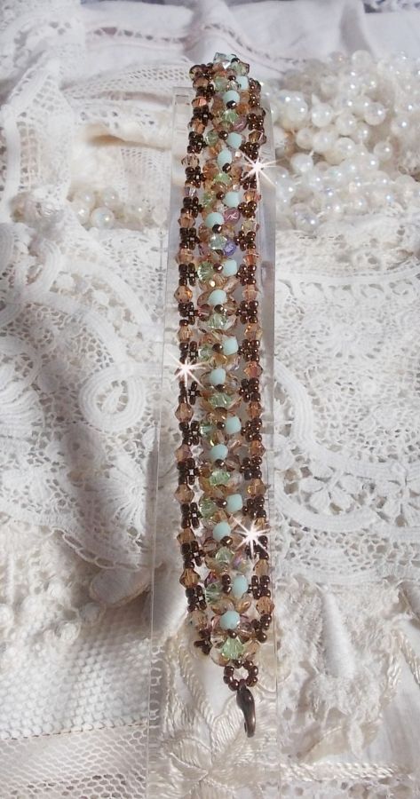 Vattenlilja armband, en grön och guld reflektion med Swarovski kristall snurrande toppar och bohemiska glasfacetter