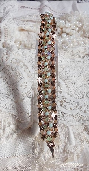 Bracelet artisanal Nénuphar en cristaux Swarovski et perles bohèmes.