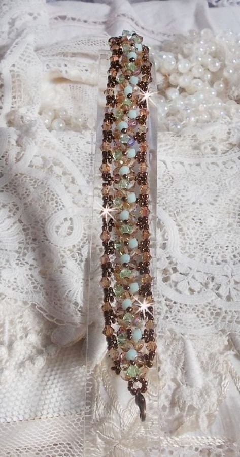 Vattenlilja armband, en grön och guld reflektion med Swarovski kristall snurrande toppar och bohemiska glasfacetter