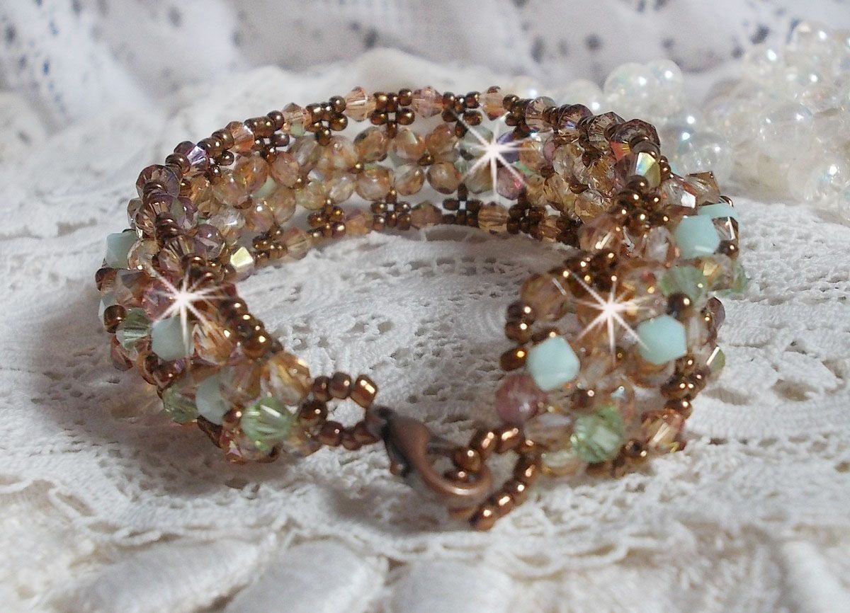 Vattenlilja armband, en grön och guld reflektion med Swarovski kristall snurrande toppar och bohemiska glasfacetter