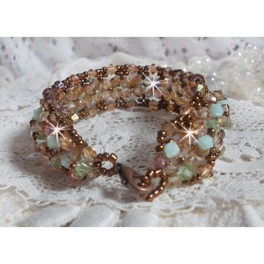 Vattenlilja armband, en grön och guld reflektion med Swarovski kristall snurrande toppar och bohemiska glasfacetter
