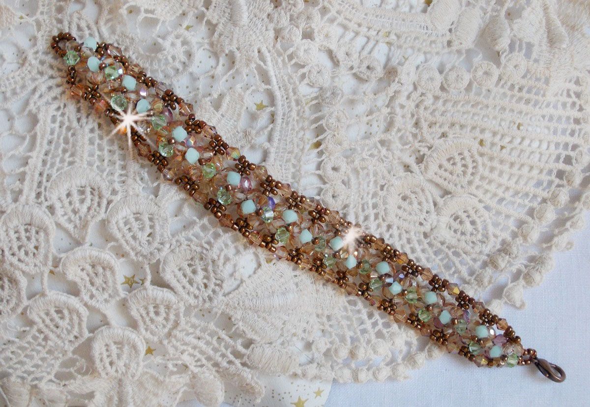 Vattenlilja armband, en grön och guld reflektion med Swarovski kristall snurrande toppar och bohemiska glasfacetter