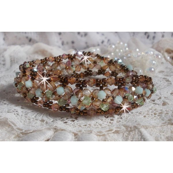 Vattenlilja armband, en grön och guld reflektion med Swarovski kristall snurrande toppar och bohemiska glasfacetter
