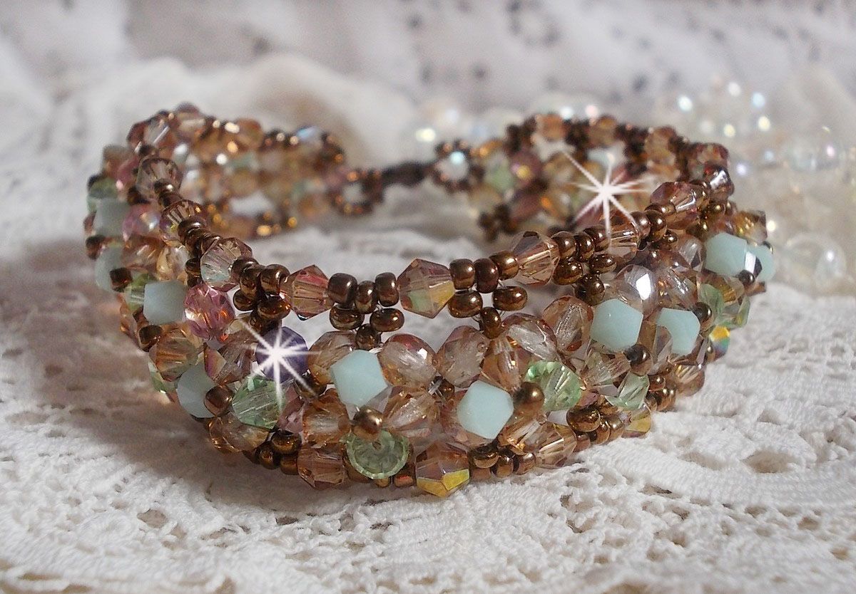 Vattenlilja armband, en grön och guld reflektion med Swarovski kristall snurrande toppar och bohemiska glasfacetter