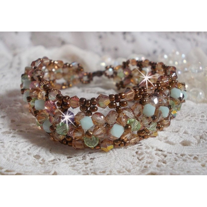 Vattenlilja armband, en grön och guld reflektion med Swarovski kristall snurrande toppar och bohemiska glasfacetter