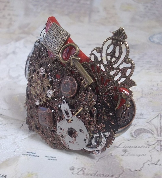 Navigating Shadow armband skapat med cognacf&auml;rgat l&auml;der, tygblomma, brons, koppar, svarta accessoarer med berlocker.