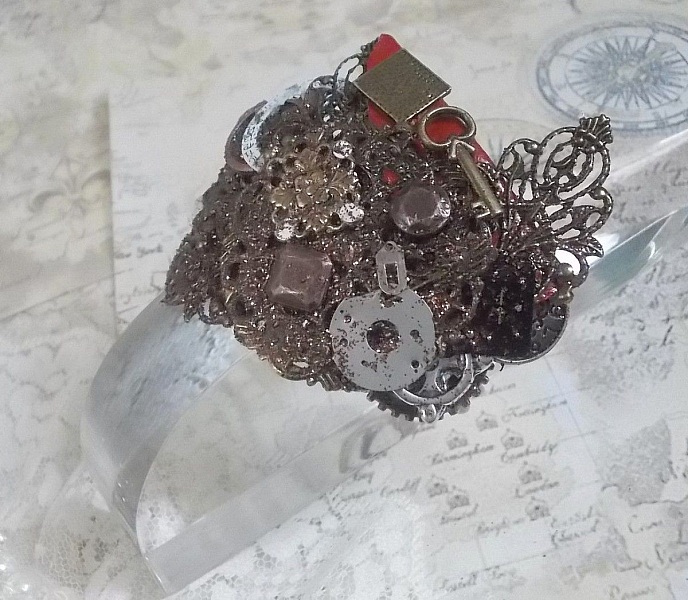 Navigating Shadow armband skapat med cognacf&auml;rgat l&auml;der, tygblomma, brons, koppar, svarta accessoarer med berlocker.