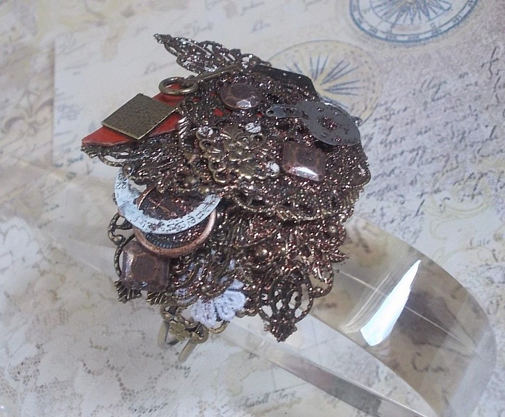 Navigating Shadow armband skapat med cognacf&auml;rgat l&auml;der, tygblomma, brons, koppar, svarta accessoarer med berlocker.