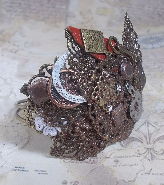 Navigating Shadow armband skapat med cognacf&auml;rgat l&auml;der, tygblomma, brons, koppar, svarta accessoarer med berlocker.