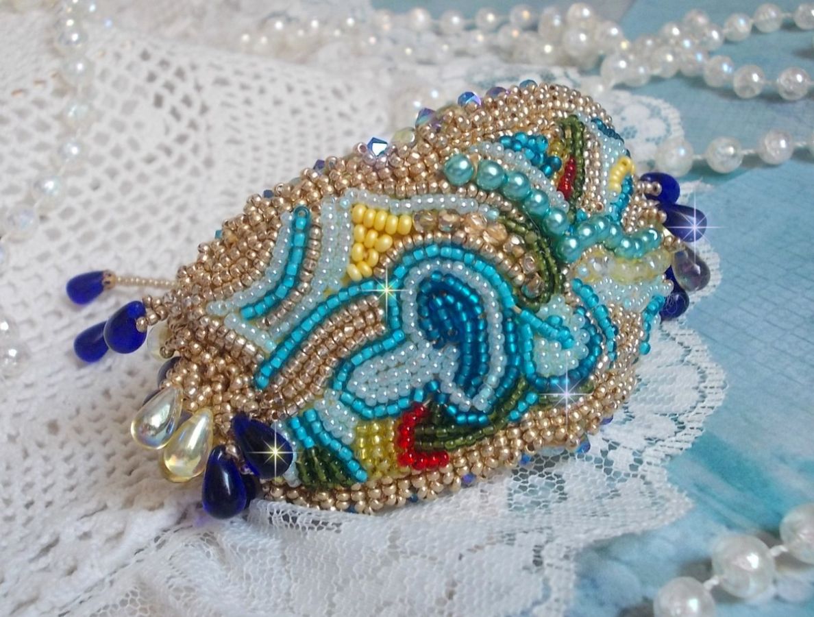 Blue Gold Butterfly armband broderat med Swarovski-kristaller; släta droppar, facetter, fröpärlor och ett 14 karat guldfyllt lås