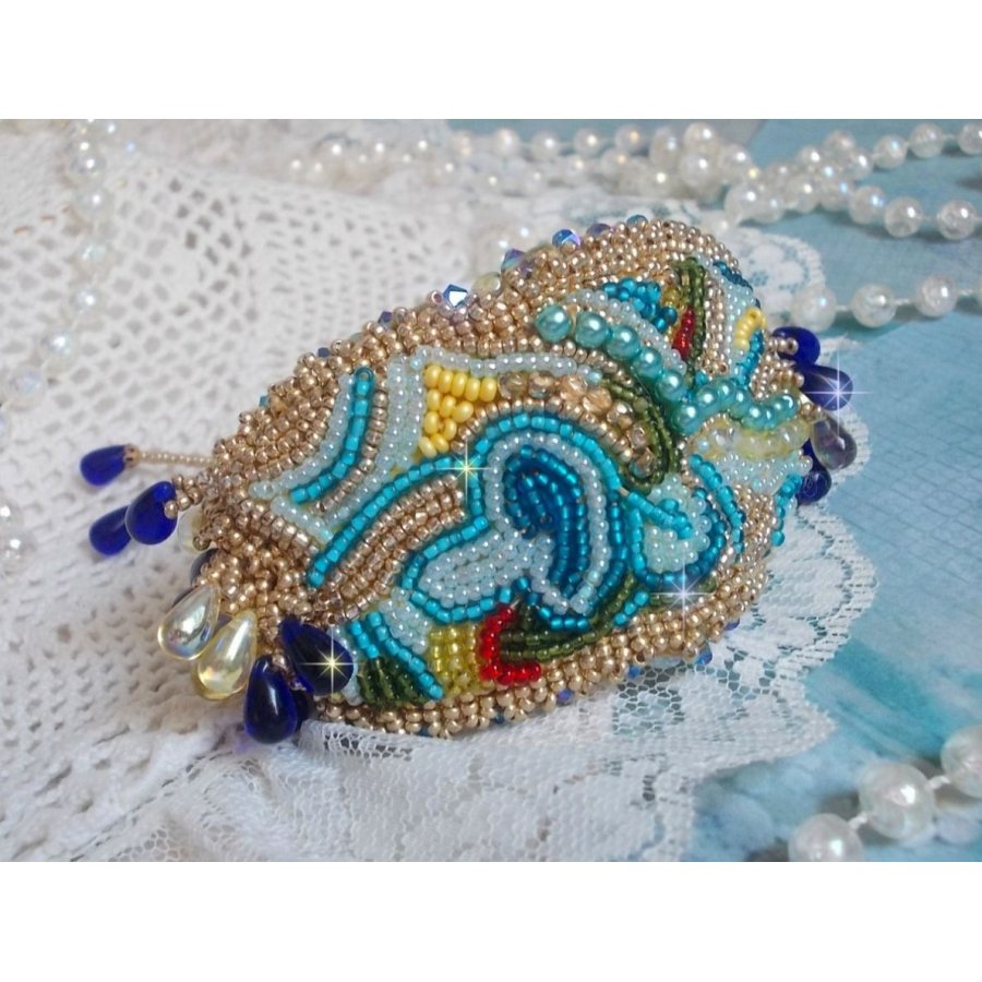 Blue Gold Butterfly armband broderat med Swarovski-kristaller; släta droppar, facetter, fröpärlor och ett 14 karat guldfyllt lås