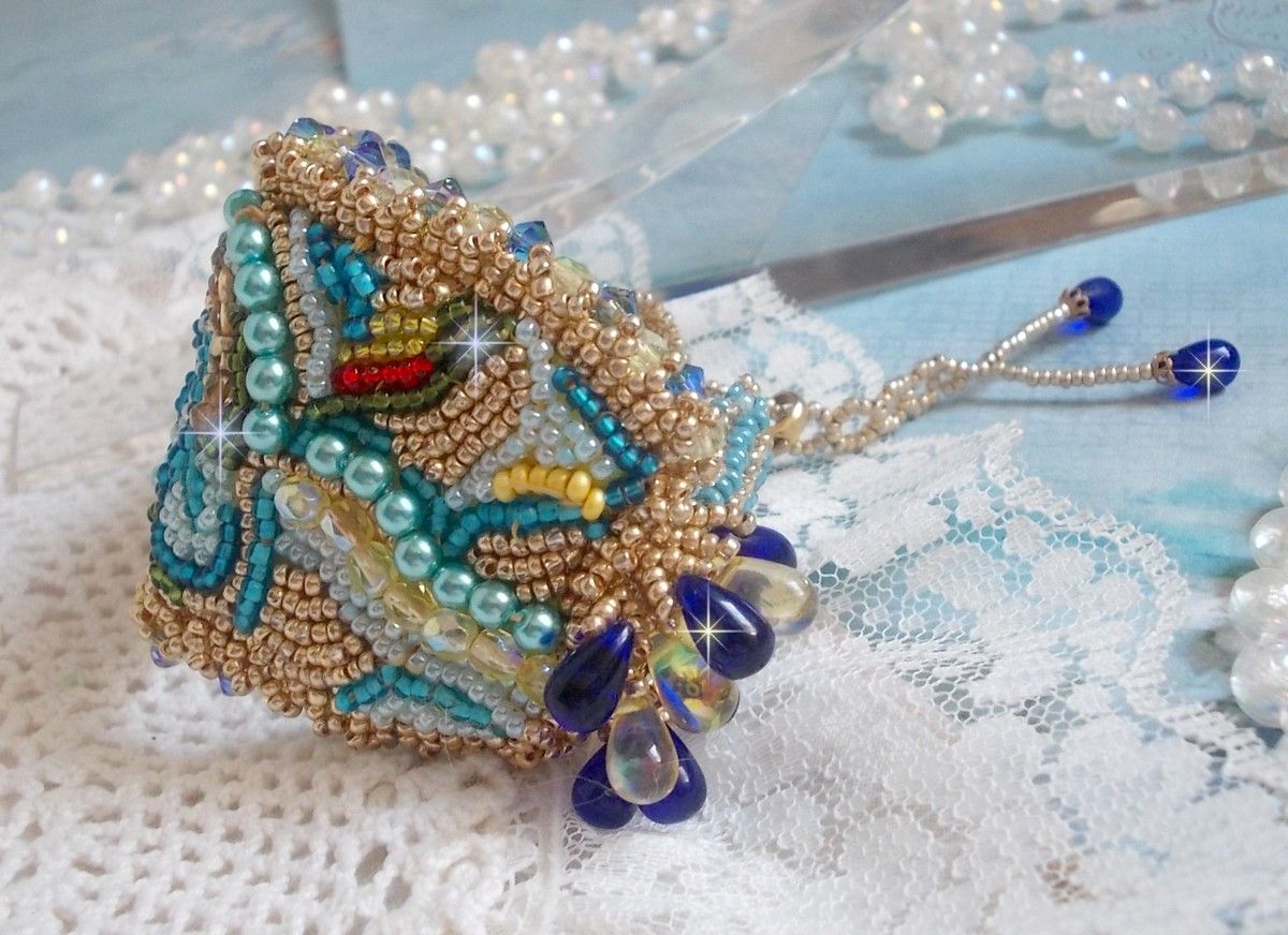 Blue Gold Butterfly armband broderat med Swarovski-kristaller; släta droppar, facetter, fröpärlor och ett 14 karat guldfyllt lås