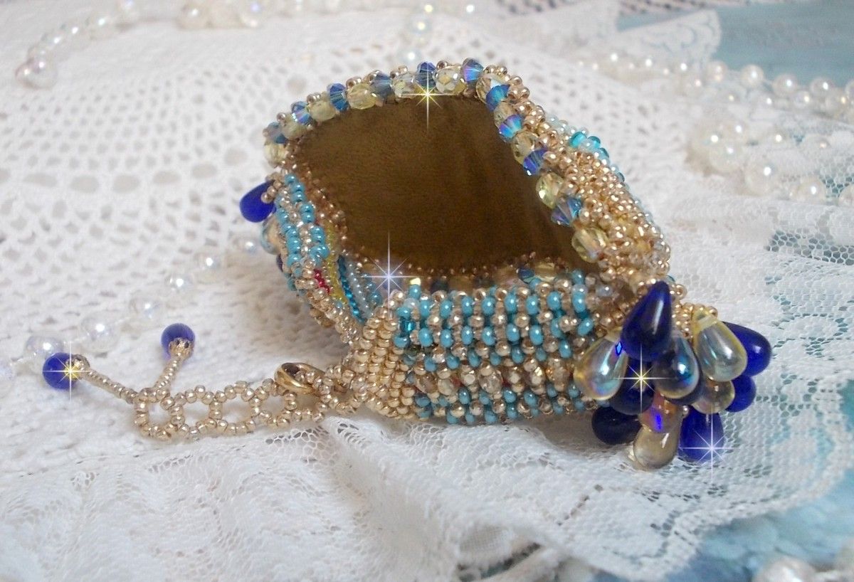 Blue Gold Butterfly armband broderat med Swarovski-kristaller; släta droppar, facetter, fröpärlor och ett 14 karat guldfyllt lås