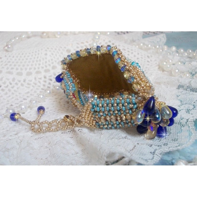 Blue Gold Butterfly armband broderat med Swarovski-kristaller; släta droppar, facetter, fröpärlor och ett 14 karat guldfyllt lås