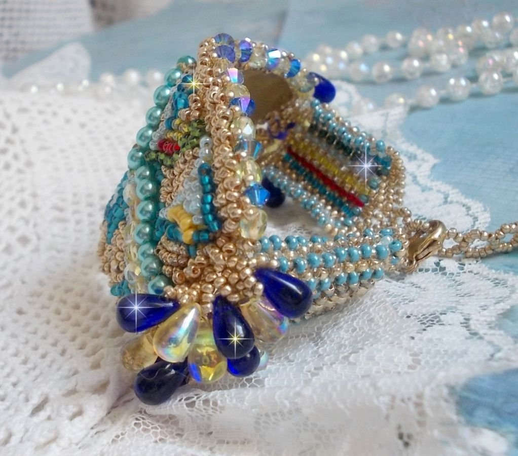 Blue Gold Butterfly armband broderat med Swarovski-kristaller; släta droppar, facetter, fröpärlor och ett 14 karat guldfyllt lås