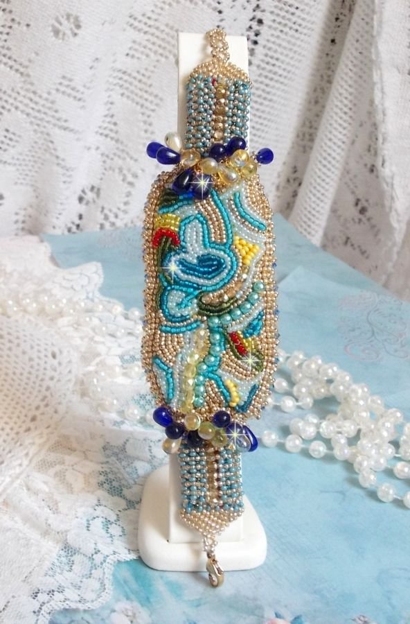 Blue Gold Butterfly armband broderat med Swarovski-kristaller; släta droppar, facetter, fröpärlor och ett 14 karat guldfyllt lås