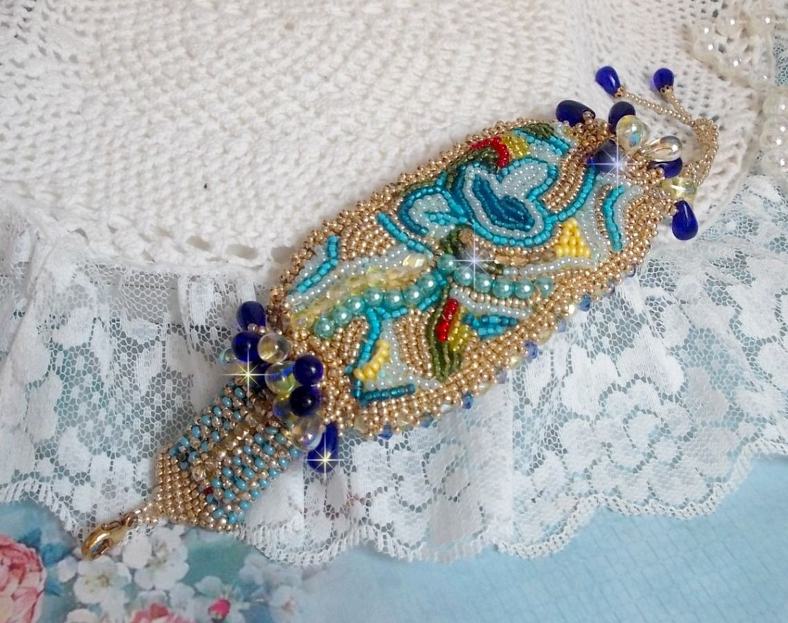 Blue Gold Butterfly armband broderat med Swarovski-kristaller; släta droppar, facetter, fröpärlor och ett 14 karat guldfyllt lås