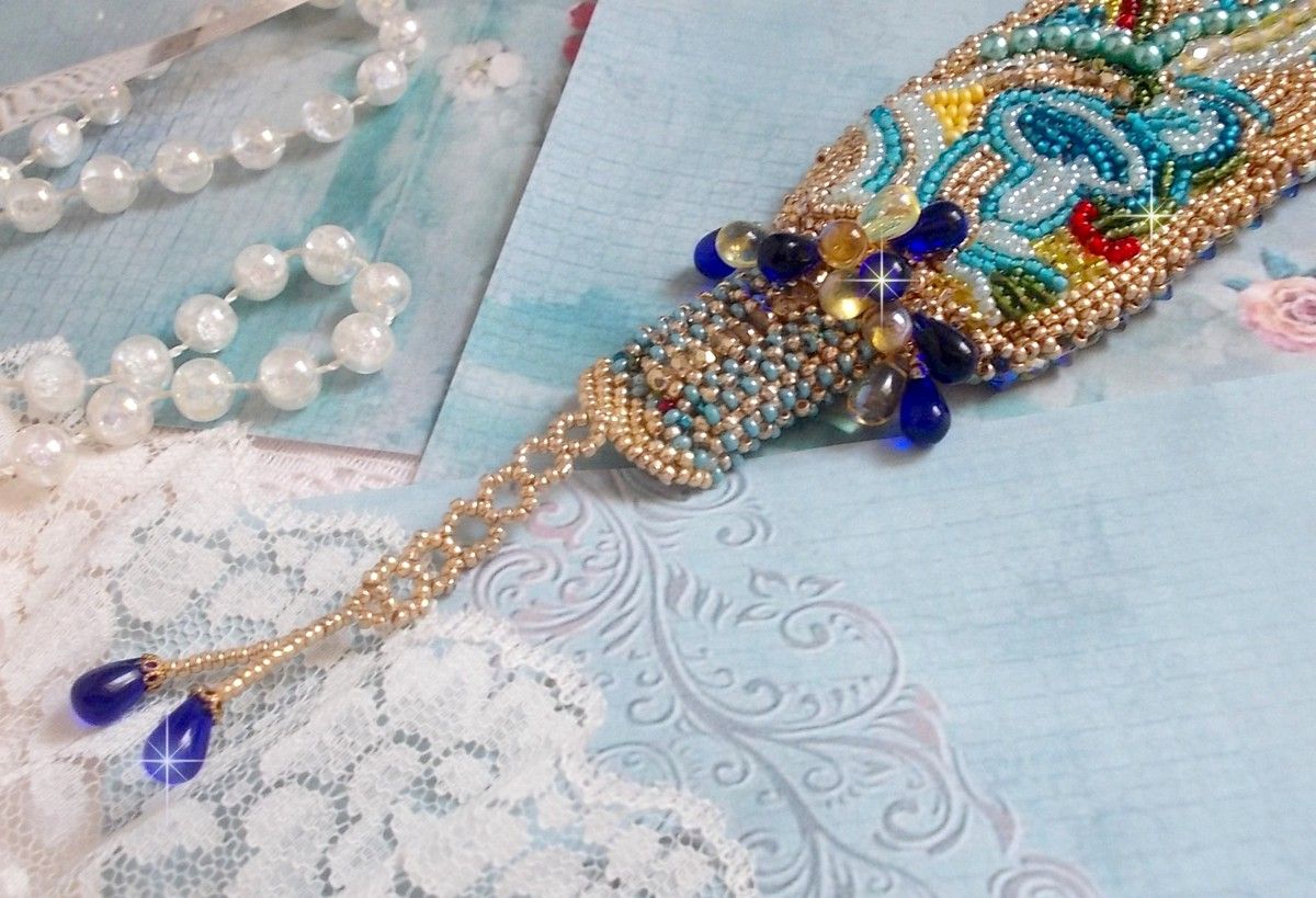 Blue Gold Butterfly armband broderat med Swarovski-kristaller; släta droppar, facetter, fröpärlor och ett 14 karat guldfyllt lås