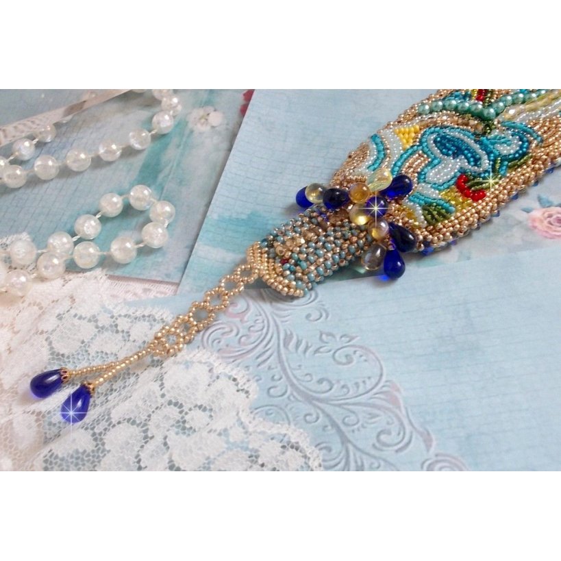 Blue Gold Butterfly armband broderat med Swarovski-kristaller; släta droppar, facetter, fröpärlor och ett 14 karat guldfyllt lås