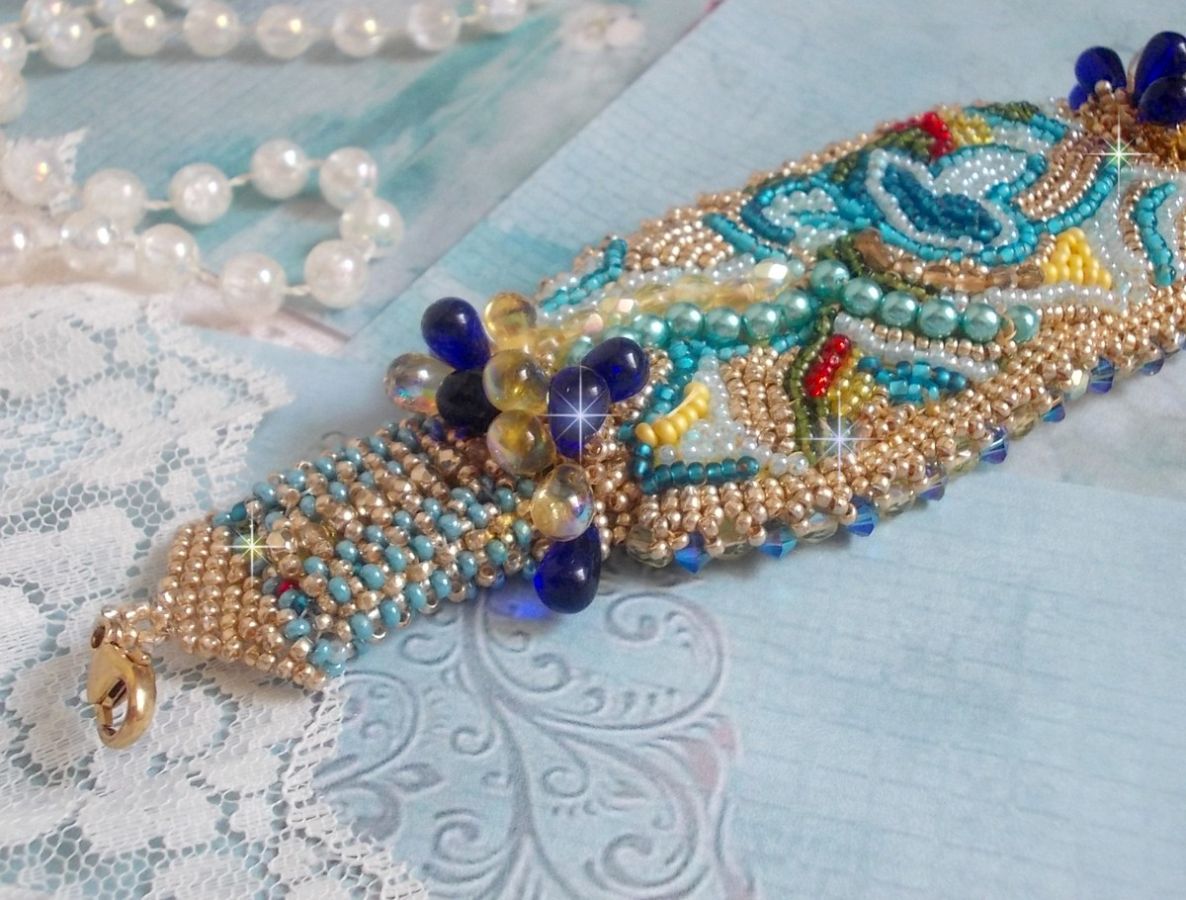 Blue Gold Butterfly armband broderat med Swarovski-kristaller; släta droppar, facetter, fröpärlor och ett 14 karat guldfyllt lås