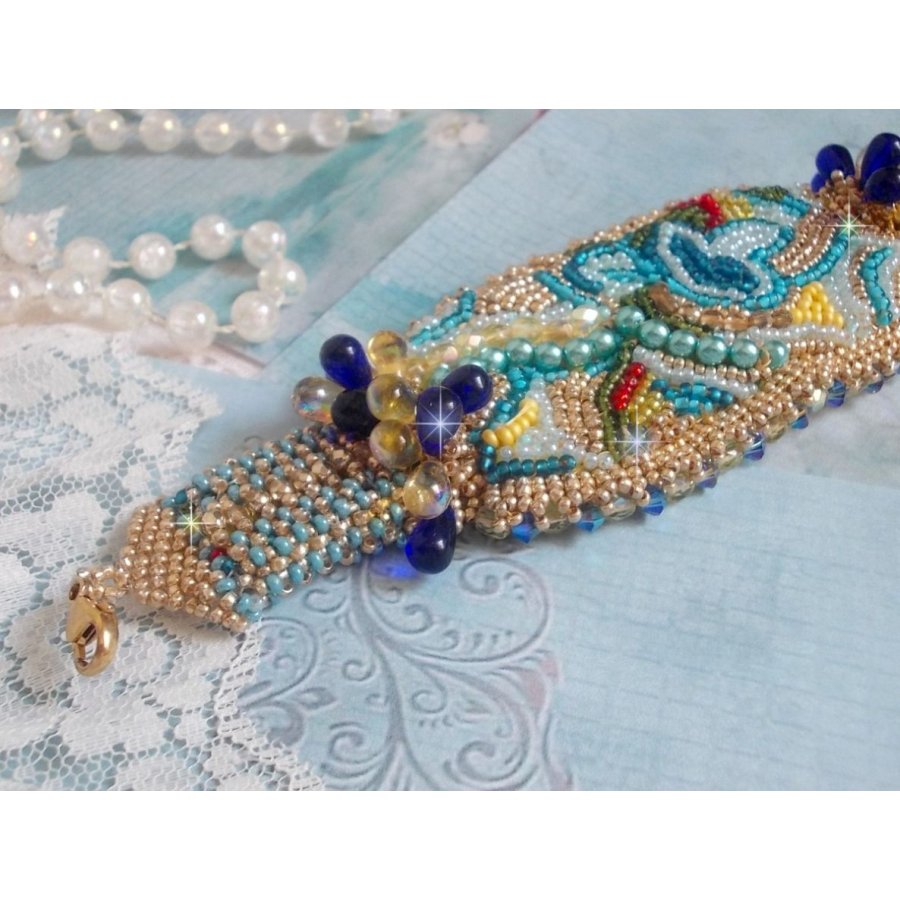 Blue Gold Butterfly armband broderat med Swarovski-kristaller; släta droppar, facetter, fröpärlor och ett 14 karat guldfyllt lås
