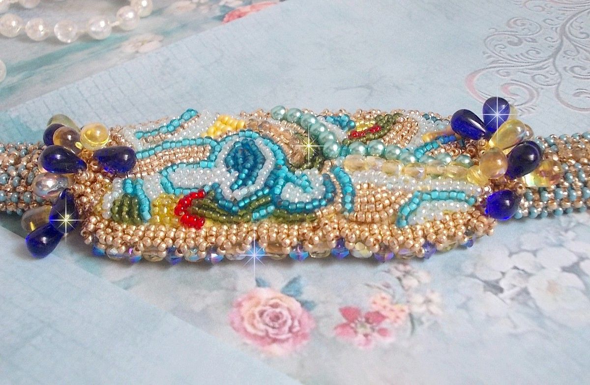 Blue Gold Butterfly armband broderat med Swarovski-kristaller; släta droppar, facetter, fröpärlor och ett 14 karat guldfyllt lås