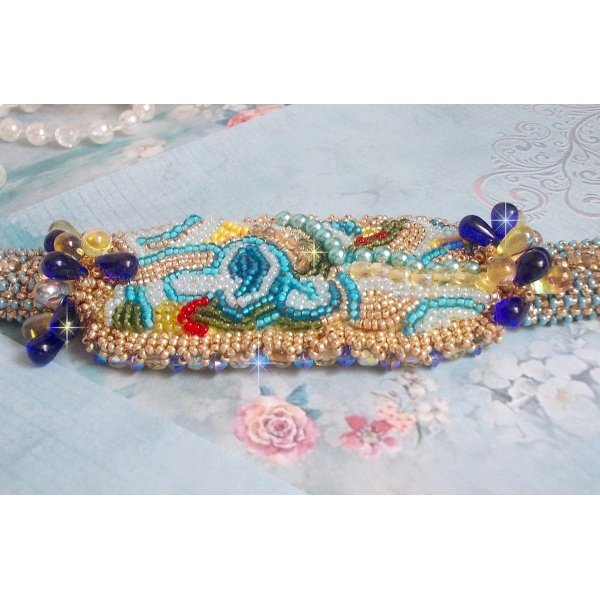 Blue Gold Butterfly armband broderat med Swarovski-kristaller; släta droppar, facetter, fröpärlor och ett 14 karat guldfyllt lås