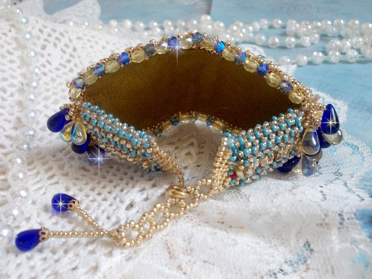 Blue Gold Butterfly armband broderat med Swarovski-kristaller; släta droppar, facetter, fröpärlor och ett 14 karat guldfyllt lås
