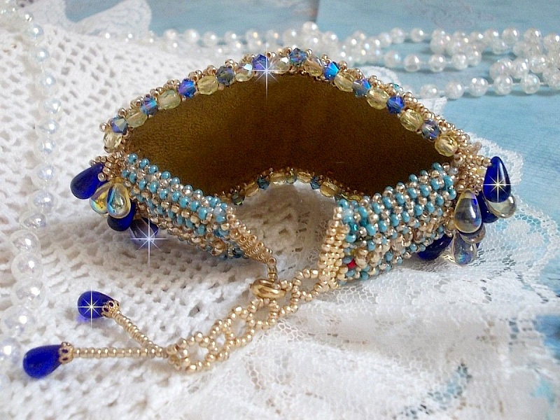 Blue Gold Butterfly armband broderat med Swarovski-kristaller; sl&auml;ta droppar, facetter, fr&ouml;p&auml;rlor och ett 14 karat guldfyllt l&aring;s