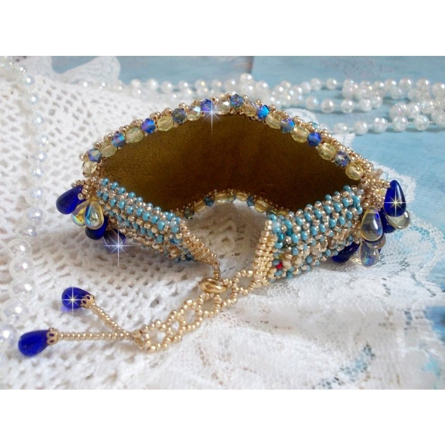 Blue Gold Butterfly armband broderat med Swarovski-kristaller; släta droppar, facetter, fröpärlor och ett 14 karat guldfyllt lås