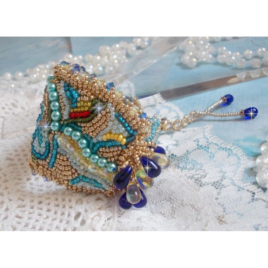 Blue Gold Butterfly armband broderat med Swarovski-kristaller; släta droppar, facetter, fröpärlor och ett 14 karat guldfyllt lås