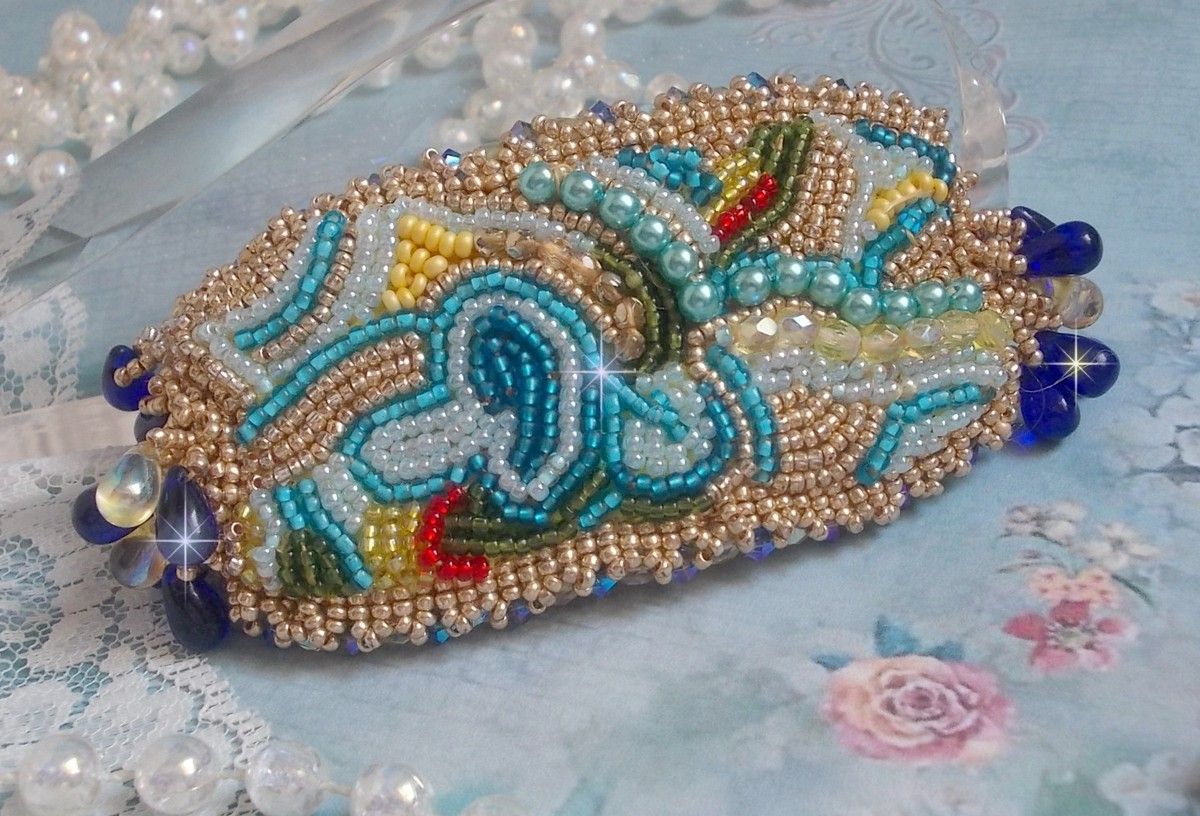 Blue Gold Butterfly armband broderat med Swarovski-kristaller; släta droppar, facetter, fröpärlor och ett 14 karat guldfyllt lås