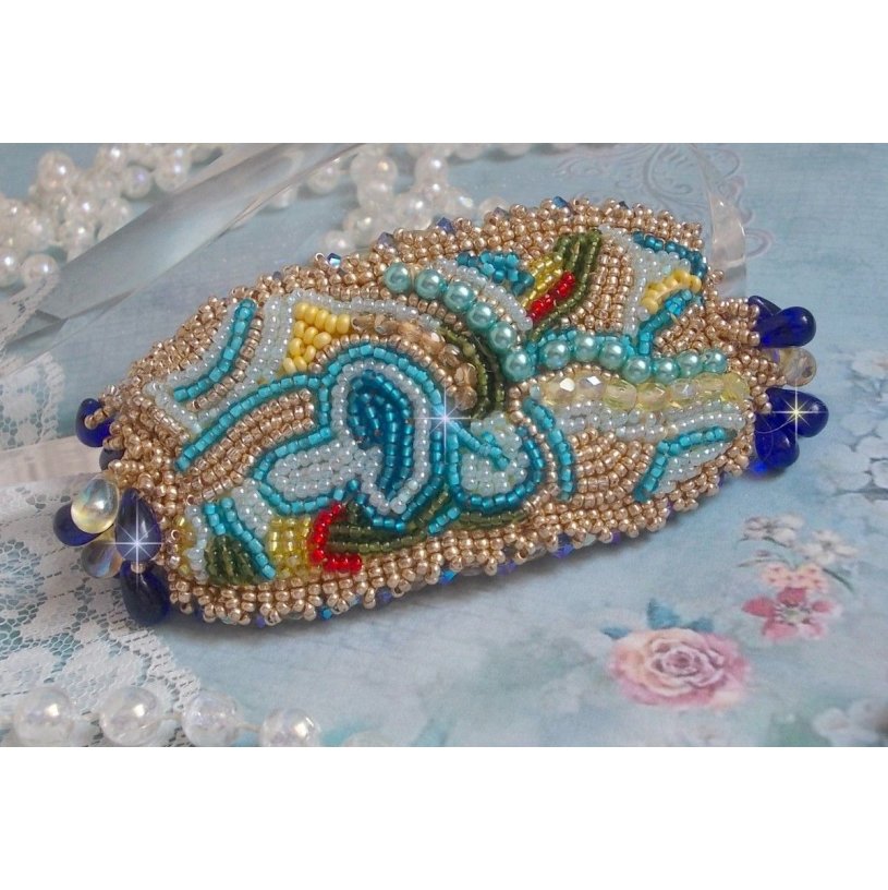 Blue Gold Butterfly armband broderat med Swarovski-kristaller; släta droppar, facetter, fröpärlor och ett 14 karat guldfyllt lås