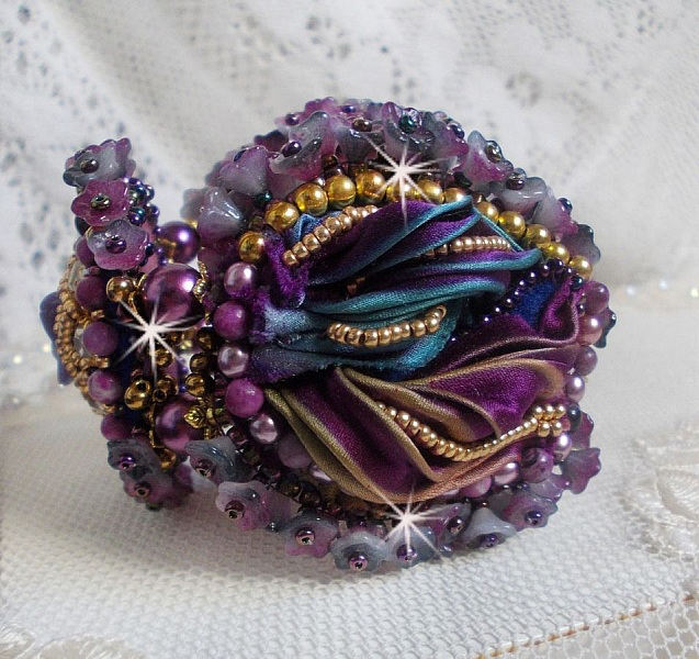 Bracelet La Passionn&eacute;e de Venise brod&eacute; avec un ruban de soie Purple, des pierres semi-pr&eacute;cieuse : Les sugililtes et des rocailles