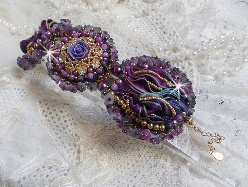 Bracelet La Passionn&eacute;e de Venise brod&eacute; avec un ruban de soie Purple, des pierres semi-pr&eacute;cieuse : Les sugililtes et des rocailles
