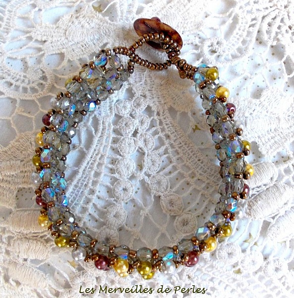 Bracelet Boutons nacr&eacute;es avec des perles nacr&eacute;es en verre et des facettes