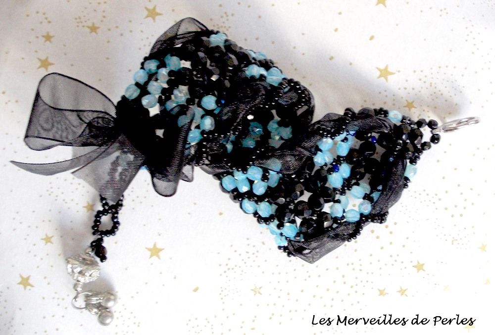 Prestige-armband med svarta och blå facetter och organza-band