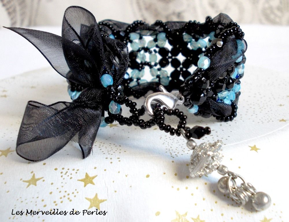Prestige-armband med svarta och blå facetter och organza-band