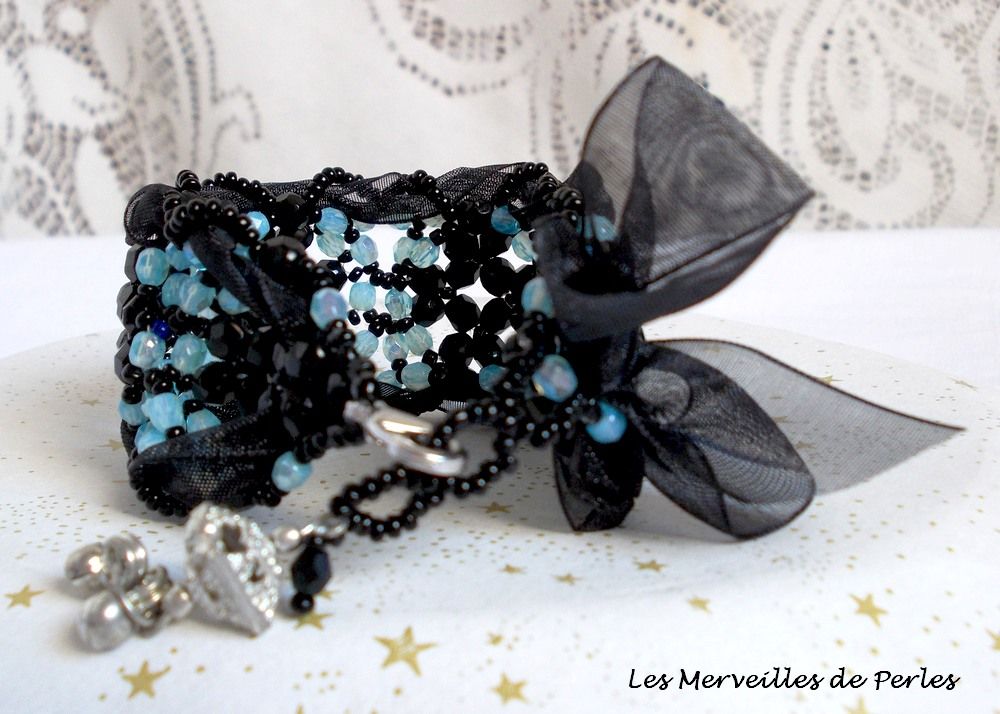 Prestige-armband med svarta och blå facetter och organza-band