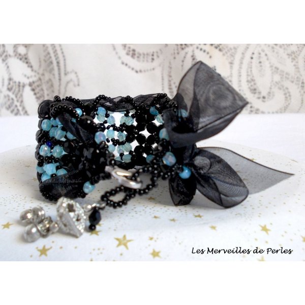 Prestige-armband med svarta och blå facetter och organza-band