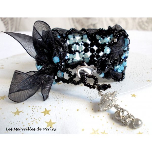 Prestige-armband med svarta och blå facetter och organza-band