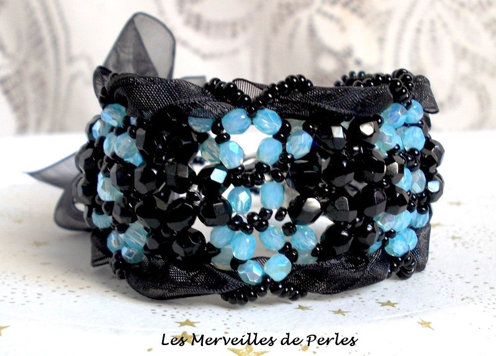 Prestige-armband med svarta och blå facetter och organza-band