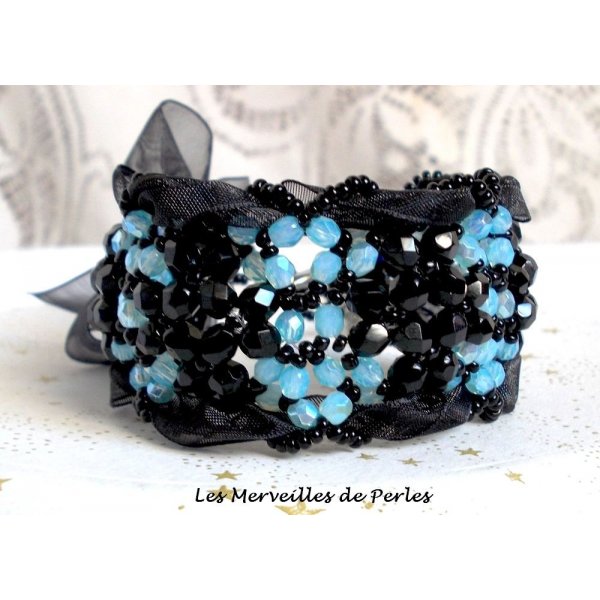 Prestige-armband med svarta och blå facetter och organza-band