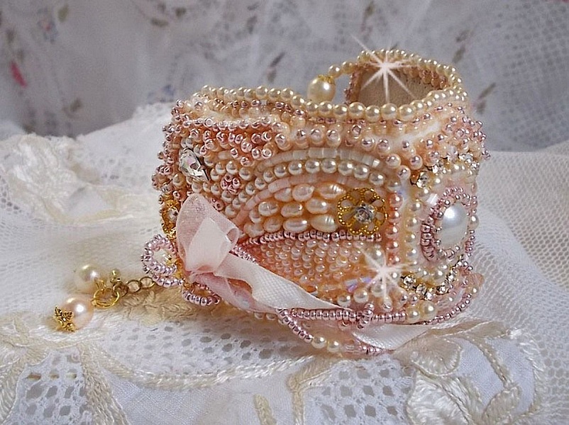 Rice powder manschettarmband broderat med s&ouml;tvattenskulturp&auml;rlor, p&auml;rlor, fr&ouml;p&auml;rlor och Swarovski-kristaller.